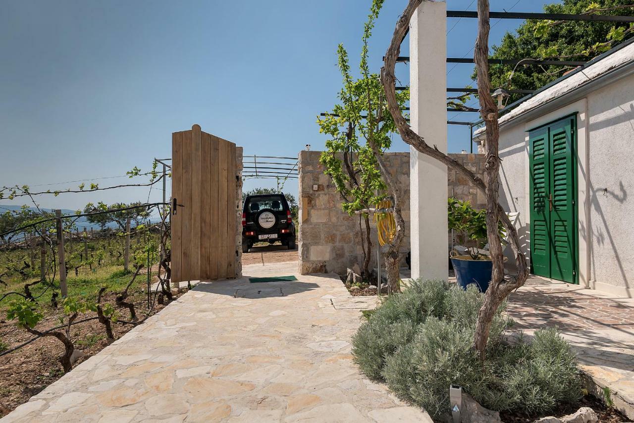 Holiday Home Vineyard House Bol Exterior photo